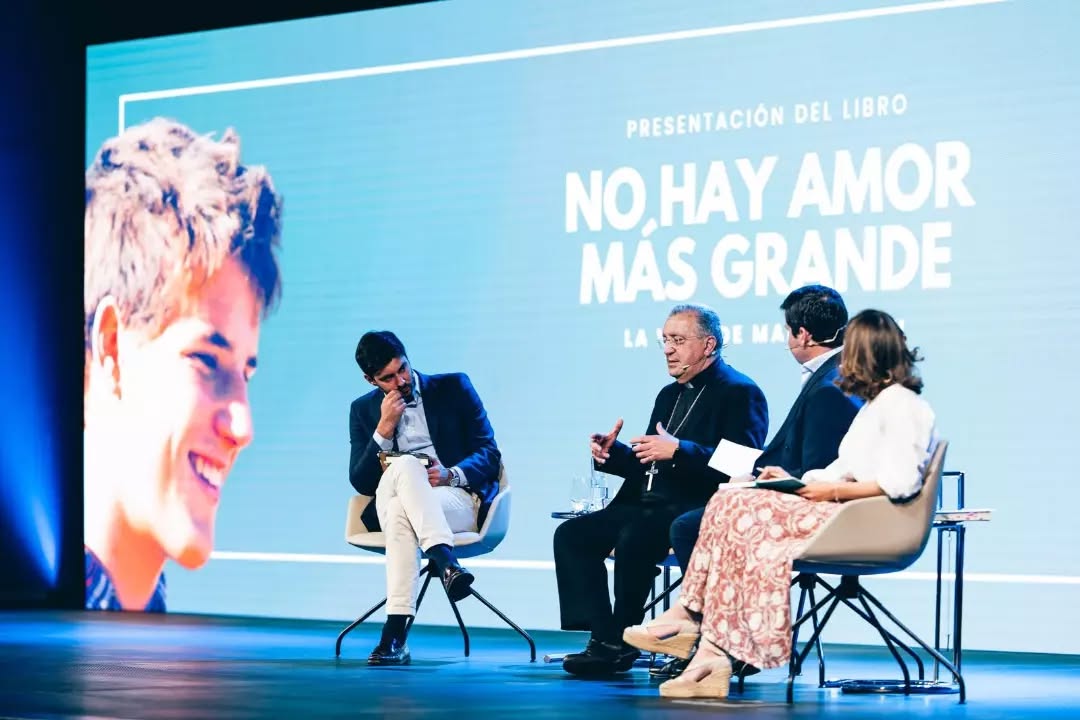 Más de 400 personas asisten a la presentación del libro «No hay amor más grande»