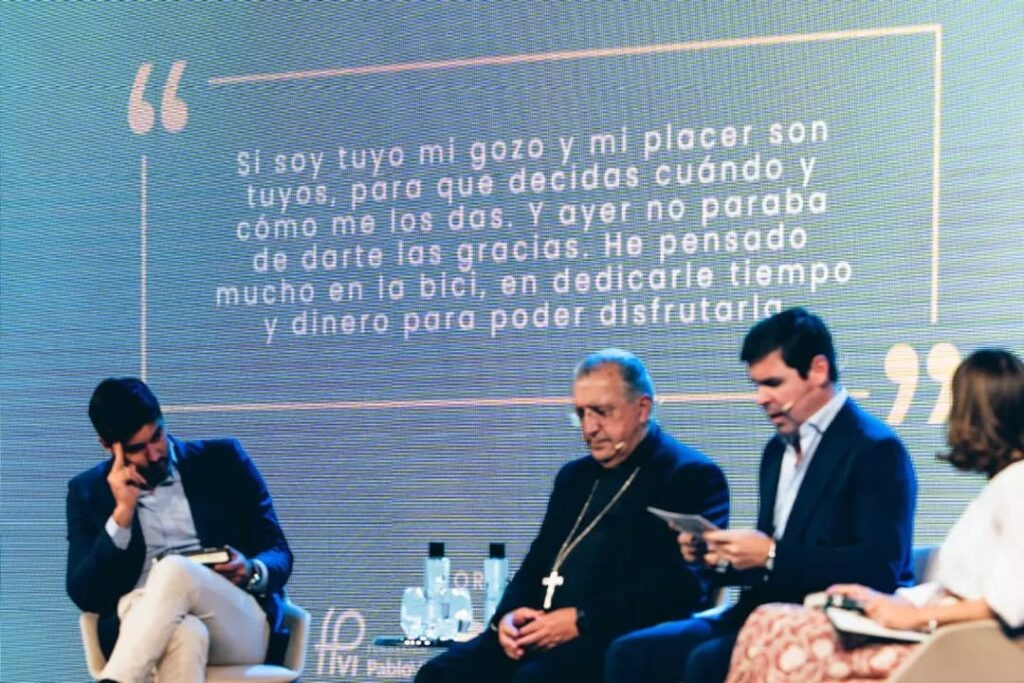 Tre partecipanti al tavolo ascoltano e leggono mentre sullo schermo viene proiettato un testo di Marcos tra virgolette.