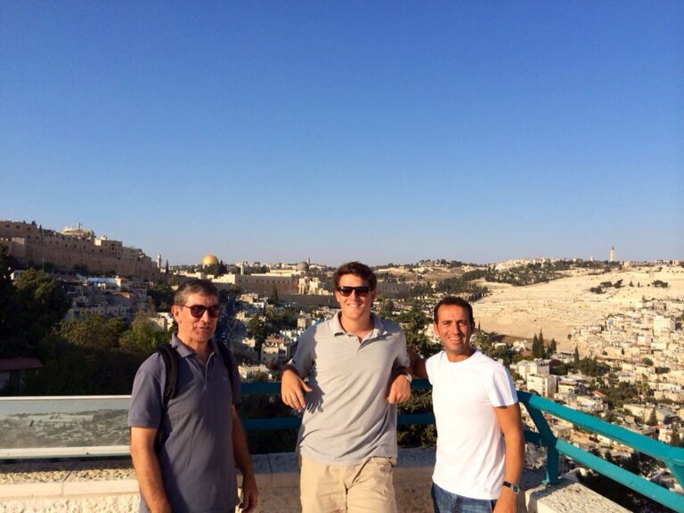 Marcos Pou con dos hombres en un mirador de Jerusalén, con la ciudad vieja y la Cúpula de la Roca al fondo